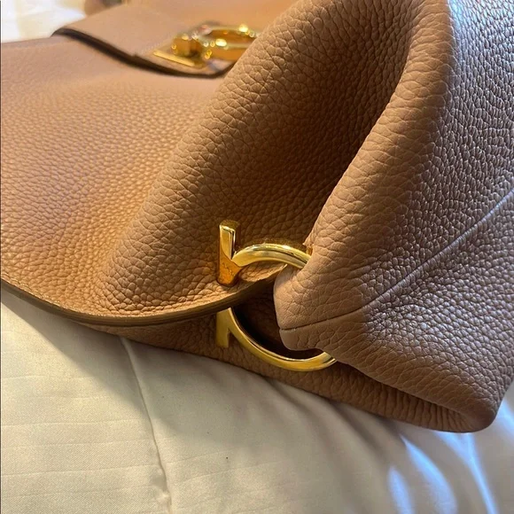 Elegant Tan Leather Hobo Bag with Gold Clasp - Picture 3 of 5